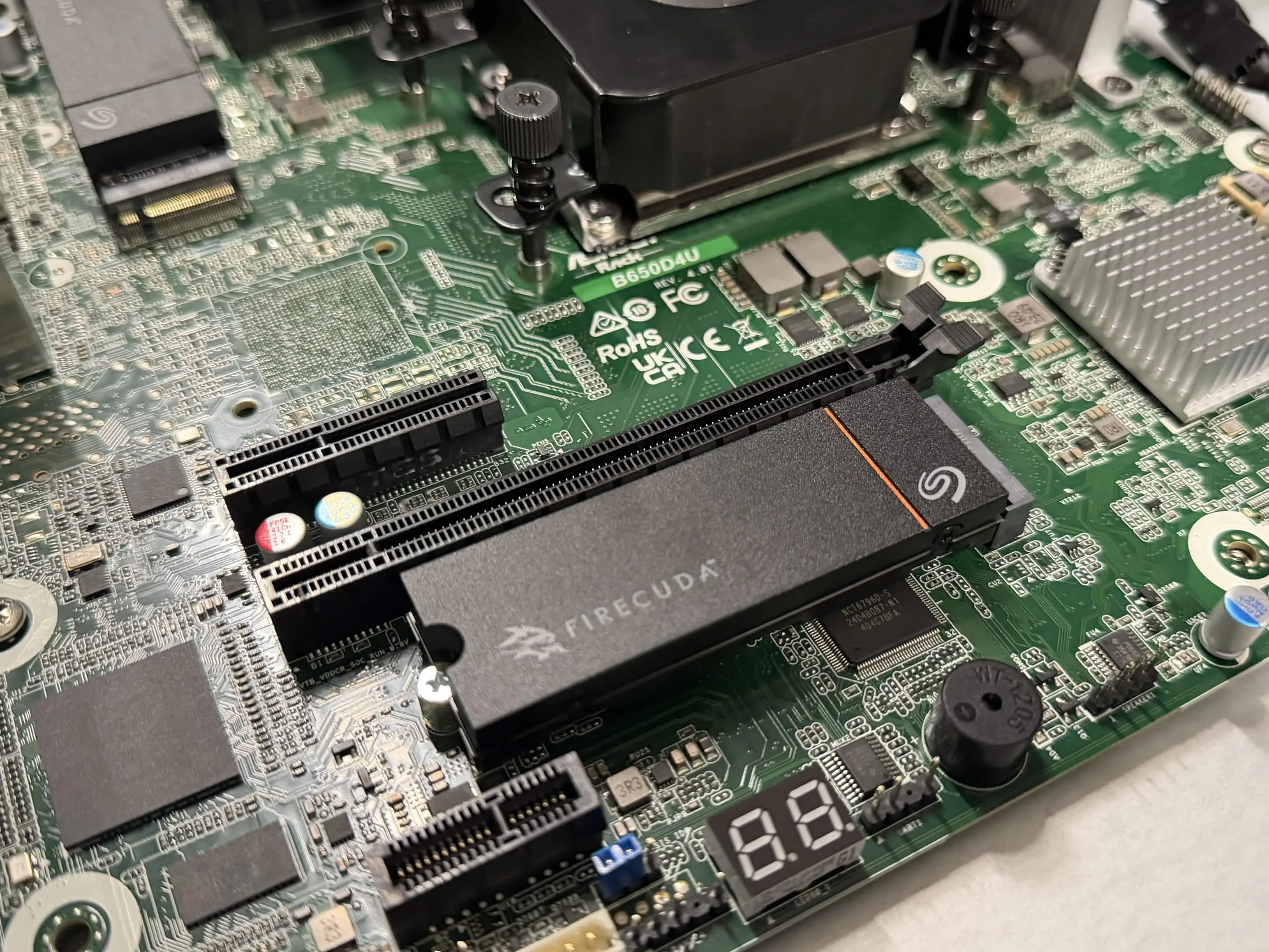 Tableau de bord des fonctionnalités VPS Ryzen entreprise avec monitoring mémoire ECC et gestion stockage NVMe