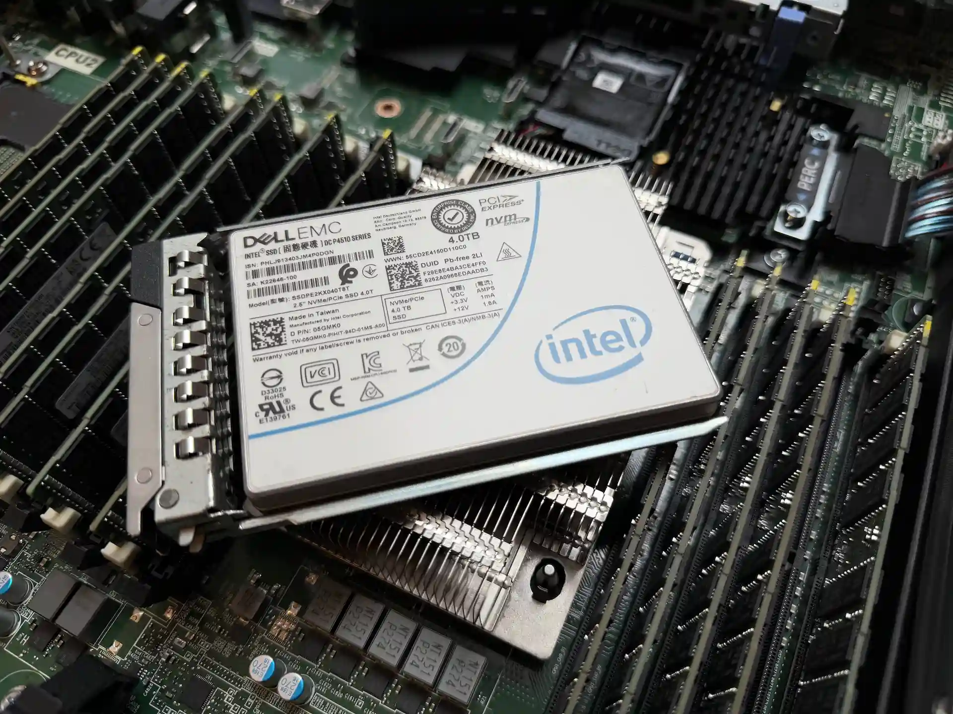 Tableau de bord des fonctionnalités VPS SSD NVMe entreprise avec monitoring mémoire ECC et gestion stockage SSD